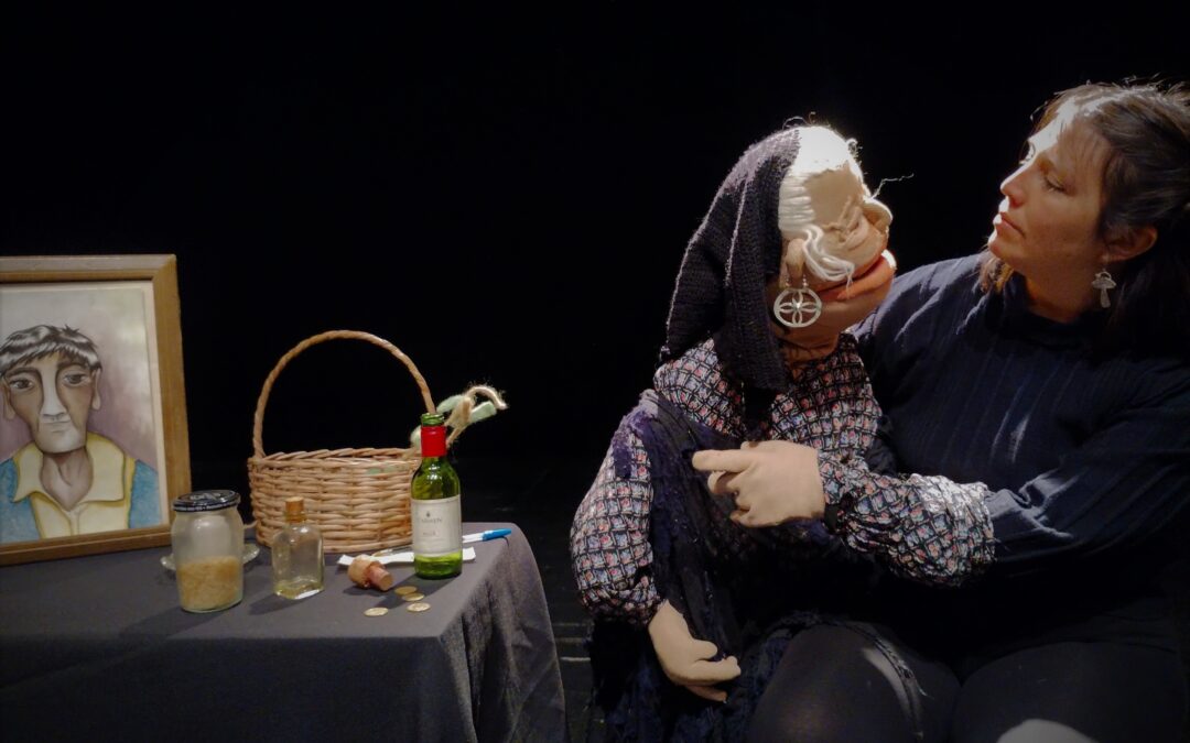 Libroalegre invita a celebrar el día del libro  junto a la marioneta gigante Abuela Domitila